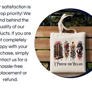 Pode incluir: Uma bolsa de lona branca com uma ilustra&ccedil;&atilde;o colorida de livros, uma rosa, uma espada e um drag&atilde;o. O texto "I Prefer the Villain" est&aacute; impresso na bolsa.