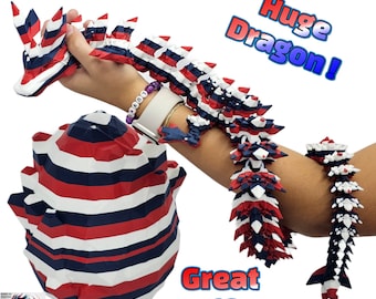 Puede incluir: Un dragón de origami rojo, blanco y azul con un huevo y una pulsera a juego. El dragón es grande y el texto "Huge Dragon!" y "Great Gift" está escrito en la imagen.