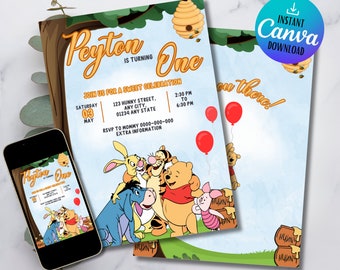 Può includere: Un invito a una festa di primo compleanno a tema Winnie the Pooh con uno schema di colori blu, verde e giallo. L'invito presenta un'immagine di cartone animato di Winnie the Pooh e dei suoi amici, tra cui Piglet, Tigger, Eeyore e Rabbit. Il testo dell'invito recita "Peyton compie un anno" e include i dettagli della festa, come la data, l'ora e il luogo.