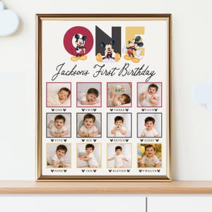 Peut inclure: Une affiche encadrée avec le texte Jackson's First Birthday et le mot ONE en grandes lettres avec des illustrations de Mickey Mouse. En dessous, douze photos carrées d'un bébé, étiquetées de ONE à TWELVE avec de petites icônes Mickey.