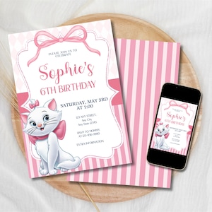 Może przedstawiać: Różowa i biała zaproszenie urodzinowe z kreskówkowym kotem i różową kokardą. Zaproszenie zawiera tekst "Sophie's 6th Birthday" i szczegóły wydarzenia. Smartfon wyświetla ten sam projekt. Zaproszenie znajduje się na drewnianej tacy.