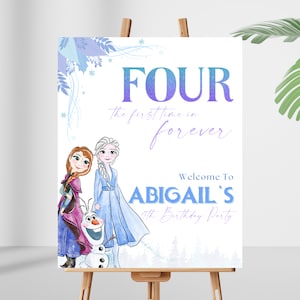 Peut inclure: Une pancarte de fête d'anniversaire sur le thème de La Reine des Neiges avec un fond dégradé violet et bleu. La pancarte présente le texte "FOUR the first time in forever" et "Welcome to ABIGAIL'S 4th Birthday Party". La pancarte présente également des illustrations d'Elsa, Anna et Olaf du film La Reine des Neiges.