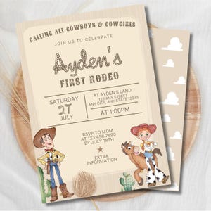 Pode incluir: Um cartão de convite retangular com fundo bege e padrão de veios de madeira. O texto diz CALLING ALL COWBOYS & COWGIRLS, JOIN US TO CELEBRATE, Ayden's FIRST RODEO, juntamente com detalhes do evento e ilustrações de um cowboy e uma cowgirl num cavalo.