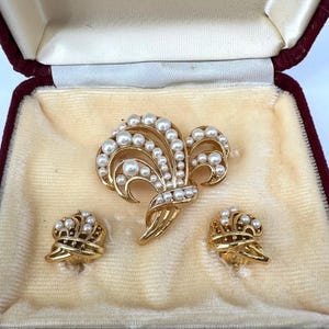 Lisner Faux Pearl Brooch and Clip On Earrings Set Gold Box Vintage fleur de lis