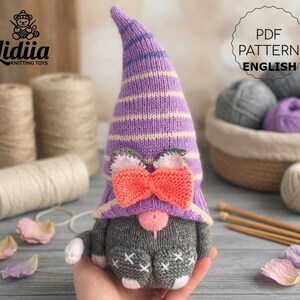 Patron de tricot nain chat PDF, tutoriel animal Amigurumi tricoté en anglais, peluche esprit kitty à faire soi-même, modèle de baby-sitter pour les fêtes