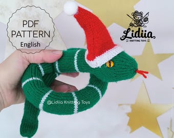 Schlange in Weihnachtsmütze Strickmuster in Englisch: Holiday Decor (PDF Download)