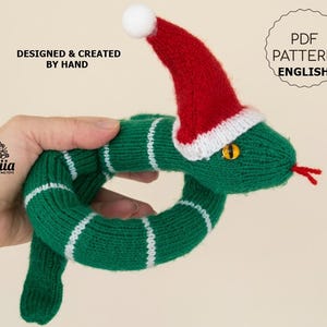 Patrón de tejido de serpiente con gorro navideño en PDF, tutorial para tejer un juguete de animal, decoración festiva para las fiestas, tejido en redondo.