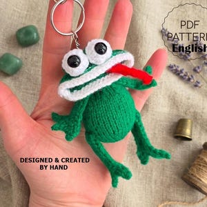 Lustige Frosch-Schlüsselanhänger-Strickanleitung (PDF, Englisch) – Amigurumi-Tier-Anleitung – DIY-Tutorial für kleine Schmuckstücke