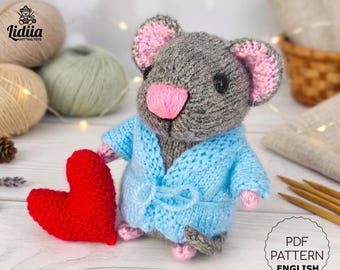 Mouse Knitting Pattern PDF, Knit in the Round Little Mouse in Bathrobe Toy, Valentine Mouse with Heart, Stuffed Animal Tutorial