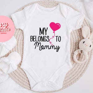 Meu coração pertence à mamãe svg Meninos Dia dos Namorados Svg novo bebê svg menino svg design Dia das Mães svg mamães Arquivo Digital para Download Cricut Cameo