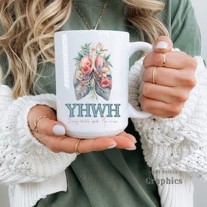 Puede incluir: Taza de cerámica blanca con un diseño floral de pulmones y el texto "YHWYH Every breath speaks His name".