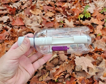 Casse-tête amusant avec un conteneur de géocaches, cadeau créatif pour ami géocacheur, cadeau d'anniversaire avec journal de bord de géocachette dans une microcache en tube de bison