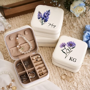 Personalisierte Reise Schmuckschatulle, BirthMonth Flower Schmuckschatulle, mit Scrunchie Armband, Lederschmuck Organizer Box, bestes Geschenk für sie