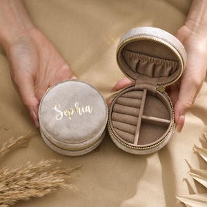 Personalized Jewelry Box, Custom Round Velvet Jewelry Box, Travel Jewelry Box, Bridesmaid Gifts, Wedding Favors, Birthday Gift for Her