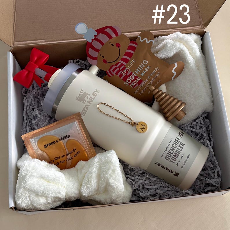 Teen Holiday Best Friend Tumbler Gift Set
Includes:
30 oz Cream Stanley
Straw Topper
Initial Tumbler Handle Charm
Spa Headband
Eye Mask
Fuzzy Socks
Xmas Face Mask
Gold Christmas Tree
