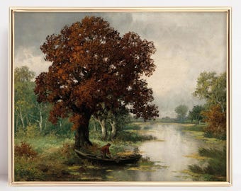 Puede incluir: Impresión artística de paisaje vintage enmarcada. La obra de arte representa un gran árbol con hojas de color marrón rojizo junto a un río. Un pequeño bote con una persona está en el agua. El cielo está nublado y la paleta de colores es apagada.