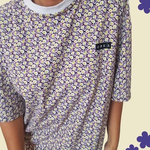 Oversized women&#39;s floral print T-shirt
