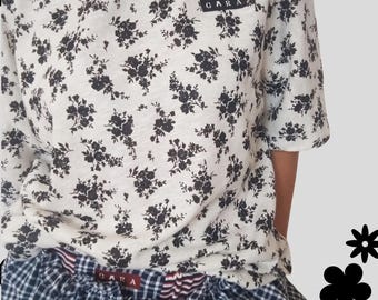 T-shirt oversize da donna con stampa a fiori neri