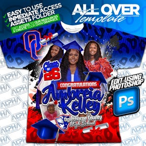 Puede incluir: Diseño de camiseta con plantilla completa con temática de graduación. El diseño incluye imágenes de graduados, el texto "Class of '26" y el nombre "Ambreia Kelley". La camiseta tiene una combinación de colores azul y rojo con el texto "Felicidades".