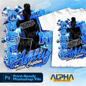 Puede incluir: Diseño de camiseta blanca con gráficos azules y blancos. El diseño incluye la palabra "CHEER" y el nombre "Ashley Team Captain" en una fuente estilizada. El diseño también presenta una silueta de animadora y estrellas.
