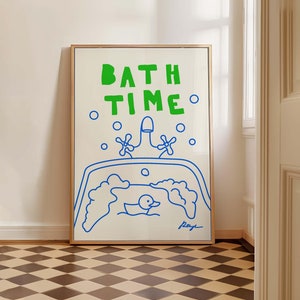 Puede incluir: Una impresión enmarcada en blanco con una ilustración verde y azul de una bañera con un pato dentro. El texto "BATH TIME" está escrito en letras verdes sobre la bañera.