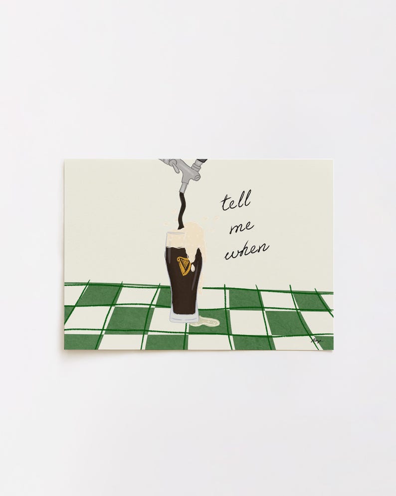 Puede incluir: Ilustraci&oacute;n de una pinta de cerveza oscura que se vierte de un grifo, con una cabeza espumosa y un emblema dorado. El texto "tell me when" est&aacute; escrito en cursiva. El fondo presenta un patr&oacute;n de cuadros verdes y blancos.