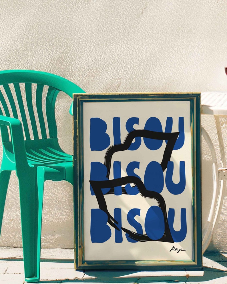 Op de afbeelding: Een ingelijst drukwerk met het woord "BISOU" dat drie keer wordt herhaald in een vet, blauw lettertype. Het woord is gelaagd en gedeeltelijk bedekt met zwarte lijnen, wat een dynamisch en abstract ontwerp cre&euml;ert. De print is rechtsonder gesigneerd.