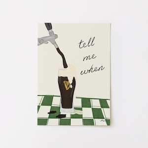 Puede incluir: Ilustraci&oacute;n de una pinta de cerveza oscura que se vierte de un grifo, con el texto "tell me when" en cursiva. La copa de cerveza tiene un logotipo de arpa dorada. El fondo presenta un patr&oacute;n de cuadros verdes y blancos.
