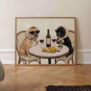 Könnte beinhalten: Ein gerahmter Kunstdruck, der zwei französische Bulldoggen, eine falbfarbene und eine schwarze, mit Kopftüchern und Sonnenbrillen zeigt. Sie sitzen an einem runden Tisch mit einer Flasche Rotwein, zwei Gläsern, Käse auf einem Brett und Oliven.