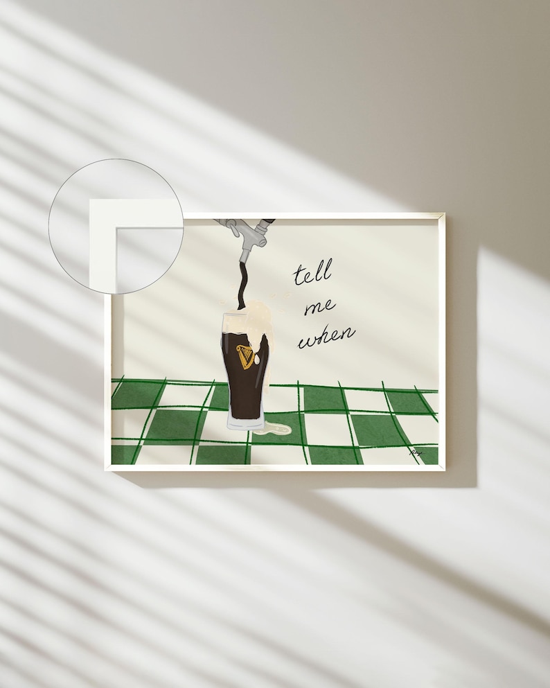 Puede incluir: Impresi&oacute;n art&iacute;stica enmarcada que representa una pinta de cerveza oscura que se vierte de un grifo, con espuma. La obra de arte incluye el texto "tell me when" y est&aacute; sobre un fondo a cuadros verde y blanco.