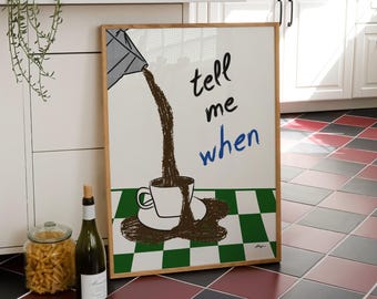 Pode incluir: Uma impressão de arte de parede retangular emoldurada com uma ilustração gráfica de uma cafeteira cinza despejando café marrom escuro em uma xícara branca sobre uma superfície xadrez verde e branca com o texto "tell me when" em preto e azul.