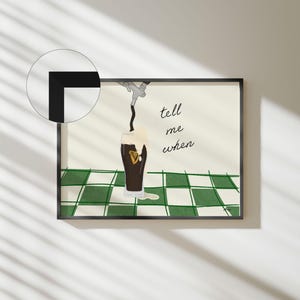 Puede incluir: Impresi&oacute;n art&iacute;stica enmarcada que representa una pinta de cerveza oscura que se vierte de un grifo, con espuma. El texto "tell me when" est&aacute; escrito en cursiva. El fondo tiene un patr&oacute;n de cuadros verdes y blancos.