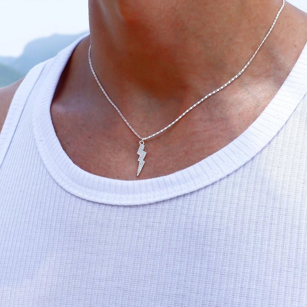 Collier argenté à maillons escargot de 1 mm avec pendentif éclair en moissanite