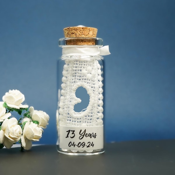 Regalo en miniatura personalizado para el 13.º aniversario con encaje: minibotella de recuerdo para marido y mujer.