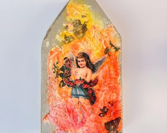 Vintage concrete angel house »Angel with flower wreath« – handcrafted concrete house with angels in mixed media