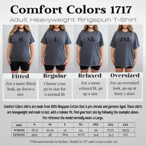 Puede incluir: Una gu&iacute;a de tallas para la camiseta Comfort Colors 1717 de algod&oacute;n ringspun pesado, con cuatro im&aacute;genes de la misma camiseta gris en tallas M, L, XL y 2XL. Incluye texto sobre el ajuste y una tabla con medidas de ancho y largo en pulgadas.
