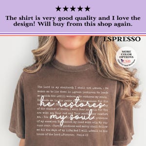 Puede incluir: Una camiseta marr&oacute;n de manga corta con el texto completo del Salmo 23 impreso en blanco. Las palabras he restores my soul est&aacute;n escritas en una fuente cursiva m&aacute;s grande sobre el texto est&aacute;ndar del salmo. La camiseta est&aacute; etiquetada Espresso.