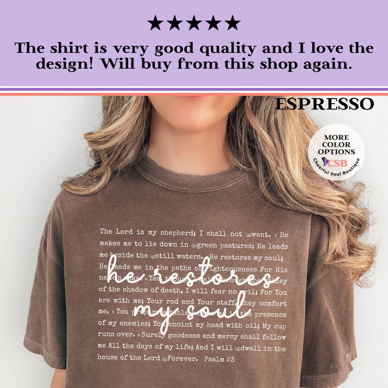 Puede incluir: Una camiseta marr&oacute;n de manga corta con el texto completo del Salmo 23 impreso en blanco. Las palabras he restores my soul est&aacute;n escritas en una fuente cursiva m&aacute;s grande sobre el texto est&aacute;ndar del salmo. La camiseta est&aacute; etiquetada Espresso.