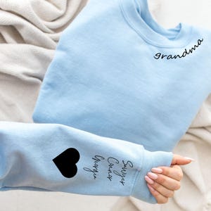 Custom Grandma Sweatshirt with Kid Name on Sleeve, Personalized Mom Sweatshirt, Minimalist Momma Sweater, Mothers Day Gift, Gift for Her