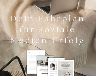Op de afbeelding: Een laptop ligt op een crèmekleurige deken, met de Duitse tekst "Dein Fahrplan für soziale Medien-Erfolg" op de achtergrond. Verschillende afgedrukte documenten en een kaars staan op de voorgrond. De documenten bevatten de tekst "WANNA LEARN MO" en "THE ULTIMATE EMAIL MARKETING GUIDEBOOK".