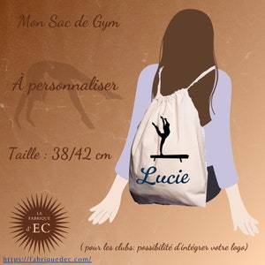 Può includere: Una borsa a sacco bianca con una silhouette nera di una ginnasta su una trave di equilibrio. La borsa è personalizzata con il nome "Lucie" in lettere blu. La borsa misura 38 per 42 centimetri.