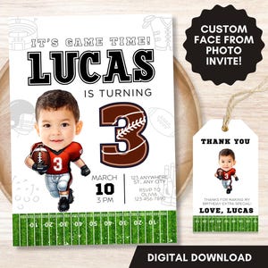 Könnte beinhalten: Eine druckbare Einladung zum Geburtstag im Football-Thema mit einem Foto eines Jungen in Football-Uniform. Die Einladung lautet "Es ist Spielzeit! Lucas wird 3" und enthält eine fußballförmige Zahl 3. Die Einladung enthält auch ein Dankeschön-Etikett mit einem Foto des Jungen in Football-Uniform.