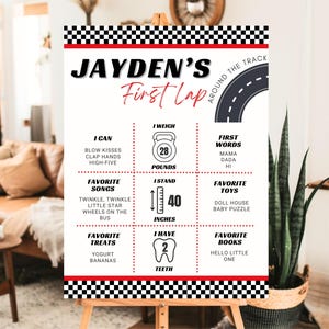 以下が含まれることがあります： 子供の最初の誕生日のための、パーソナライズされたレースをテーマにしたサイン。白と黒のチェック柄のボーダー、赤いアクセント、そして「JAYDEN'S First Lap」の文字が特徴です。サインには、子供の身長（101.6 cm）と体重（12.7 kg）に関する詳細が含まれています。