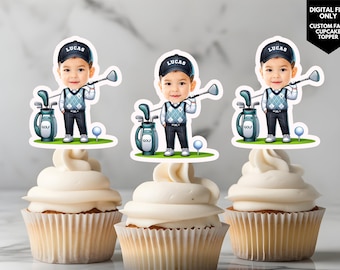 Puede incluir: Tres adornos para cupcakes con un golfista de dibujos animados sosteniendo un palo de golf y una bolsa. Cada adorno tiene un nombre personalizado, "Lucas", y está impreso en cartulina blanca.