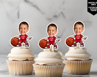 Op de afbeelding: Drie cupcakes met op maat gemaakte cupcake toppers. Elke topper toont een stripfiguur van een jongen in een rood basketbaltenue met een basketbal. De tekst "DIGITAL FILE ONLY CUSTOM FACE CUPCAKE TOPPER" staat rechtsboven.