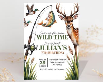 Può includere: Invito di compleanno a tema fauna selvatica. Presenta una canna da pesca con un pesce, anatre e un cervo. Il testo recita "Join us for some WILD TIME to celebrate JULIAN'S 7TH BIRTHDAY" con data, ora e luogo.