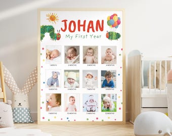 Puede incluir: Un cuadro enmarcado de hitos para bebés con el nombre "JOHAN" en letras rojas. El cuadro presenta doce fotos pequeñas, cada una representando un mes del primer año del bebé. Ilustraciones coloridas de una oruga, globos y un sol decoran la parte superior.
