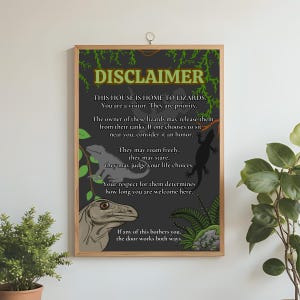 Könnte beinhalten: Gerahmtes Wandbild mit Holzrahmen. Das Kunstwerk zeigt das Wort "DISCLAIMER" in Grün, mit Text über Eidechsen. Illustrationen von Eidechsen und Pflanzen sind enthalten. Der Hintergrund ist dunkelgrau.