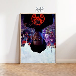 Puede incluir: Un póster con una ilustración en negro y rojo de Spider-Man colgando boca abajo con una ciudad en el fondo. El personaje de Spider-Man está rodeado de otros personajes de Spider-Man en varios colores.