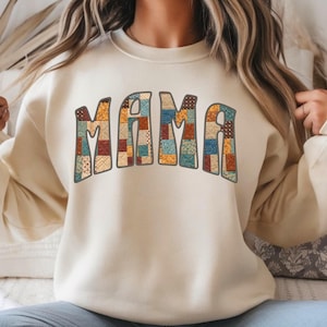 Faux Patchwork Quilt Mama Sweatshirt, Quiltad Mom-tröja med rund hals, Country Mama-skjorta, String cheese Mama